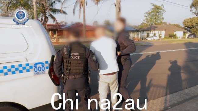 猛禽小队侦探本周突袭了三名独狼摩托帮高级成员。图片:新南威尔士州警方。