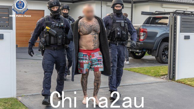 这位 41 岁的人是孤独国家四位国家总统之一狼摩托车团伙的另外两名成员本周被警方逮捕，作为一项重大针对性行动的一部分。图片：新南威尔士州警方。​​