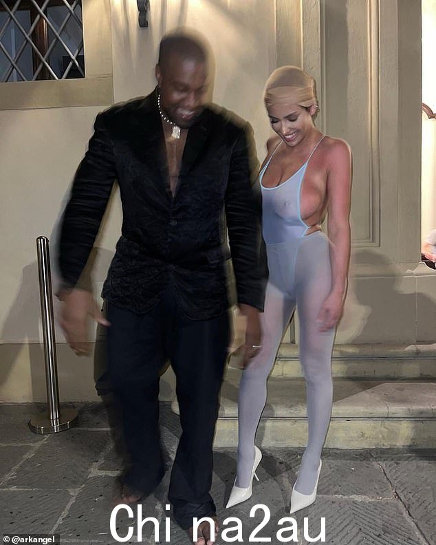赤脚坎耶·韦斯特 (Kanye West) 与妻子比安卡·森索里 (Bianca Censori) 在意大利近乎裸露的服装遭到强烈反对