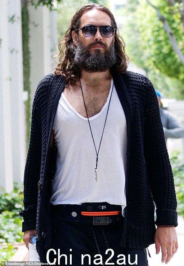 今晚这位喜剧演员将在 Troubadour 温布利公园剧院观看他的新单口喜剧表演 Russell Brand: Biopolarization