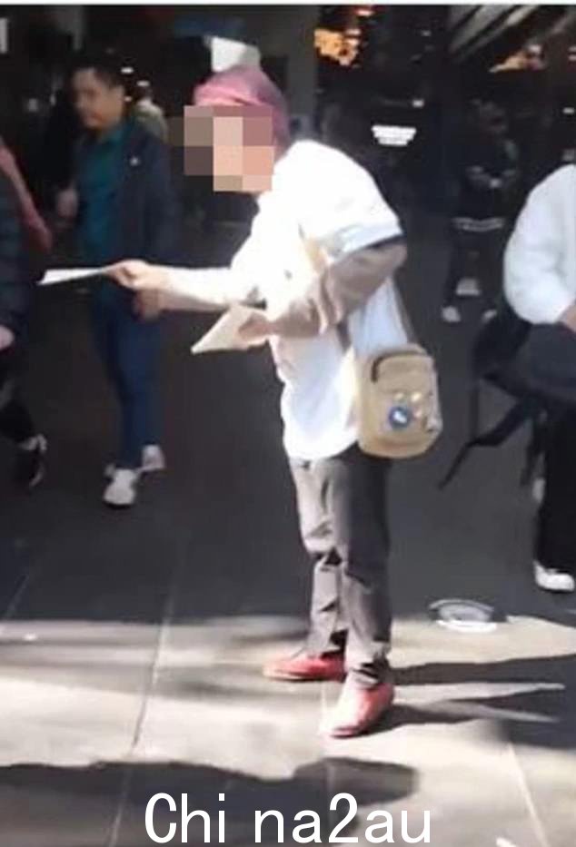 煽动者接近一名正在分发苍蝇的男性活动家呃并骂了他很多名字,包括叛徒