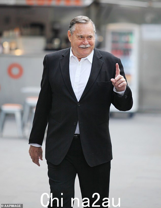 AFL 中最著名和最受爱戴的人物之一罗恩·巴拉西 (Ron Barassi) 去世,享年 87 岁。周六晚上阿德莱德港和大西悉尼之间的半决赛前,阿德莱德椭圆形球场举行了一分钟默哀