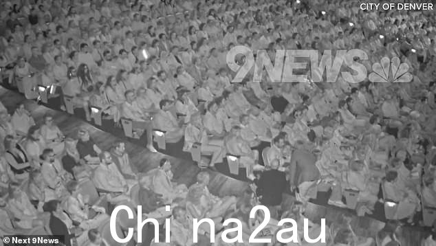 保安人员在护送国会女议员和加拉格尔离开剧院之前与他们交谈