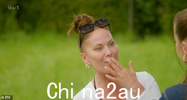 约会:在其他地方,蒂亚也有机会向她的母亲莎伦提供建议,莎伦一直在了解埃利奥特