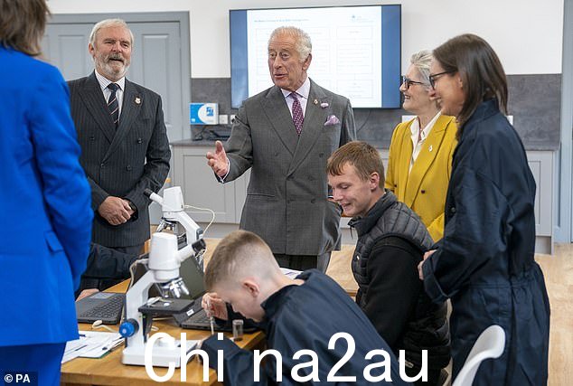 查尔斯还参观了教育谷仓,观看了牛羊处理工作坊,并揭开了中心正式开放的牌匾