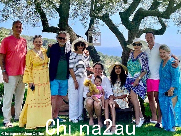 今年夏天早些时候与全家人一起在圣特罗佩。今天她的尖刻机智很敏锐。她很喜欢《继承》,但发现衣服‘丑陋’