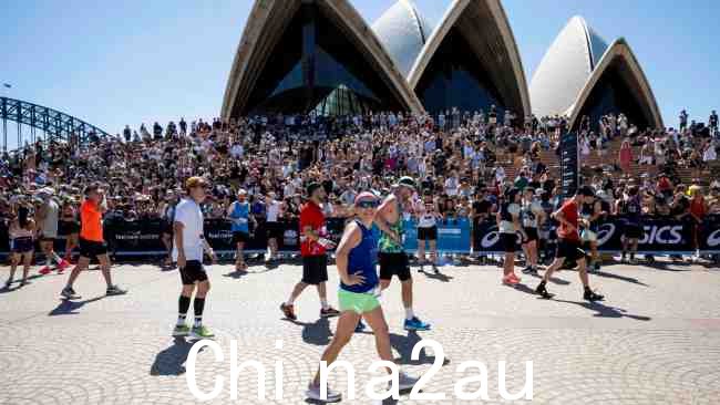 周日，数千名跑步者在悉尼马拉松比赛中忍受酷暑。图片：NCA NewsWIRE / Monique Harmer