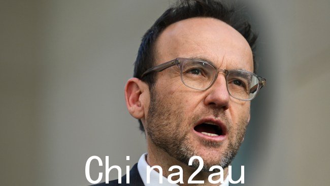 Adam Bandt 表示绿党将继续为租户而战。图片:NCA NewsWire / Martin Ollman
