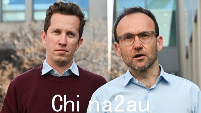 班特先生和马克斯·钱德勒-马瑟上周在堪培拉向记者讲述了他们支持政府住房法案的决定。图片:NCA NewsWire / Martin Ollman