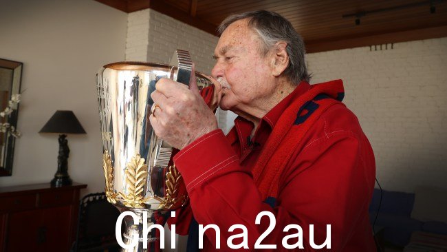 Ron Barassi 与 2021 AFL 合影奖杯。图片:David Caird,NCA