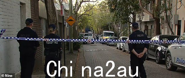警方正在回应对福利的担忧,据称在到达时遇到了持刀男子