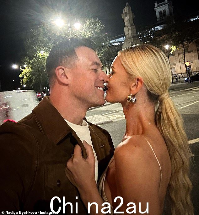 Loved up: Meanwhile the couple are reportedly making幕后工作人员对他们“过分”表达感情感到尴尬(今年早些时候的照片)