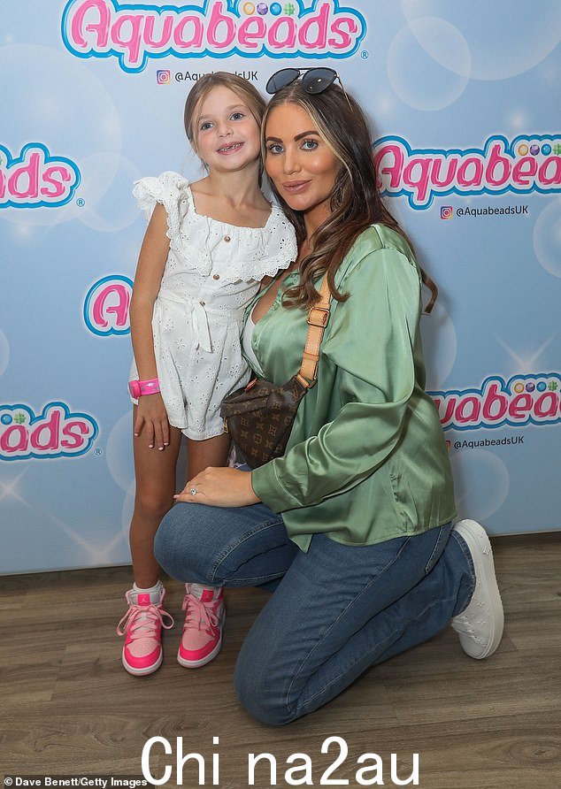 Sweet:周日,艾米·蔡尔兹 (Amy Childs) 带着女儿参加在伦敦考文特花园联排别墅沙龙举行的 Aquabeads 发布会,她看上去完全就是一个溺爱的母亲