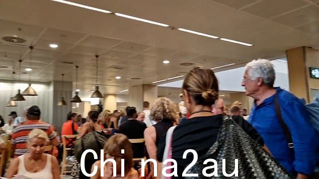 来自世界各地的度假者在机场呆了几个小时