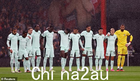 足球 - 英超 - AFC 伯恩茅斯 v切尔西 - 英国伯恩茅斯活力体育场 - 2023年9月17日,切尔西球员在比赛前默哀一分钟,以纪念摩洛哥和利比亚灾难的受害者。路透社/伊恩·沃尔顿不得使用未经授权的音频、视频、数据、赛程列表,俱乐部/联赛徽标或“实时”服务。在线比赛中使用仅限 45 张图像,无视频模拟。不得用于投注、游戏或单一俱乐部/联赛/球员出版物。