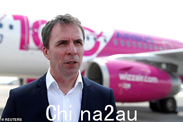 去年《每日邮报》披露了 Wizz Air 首席执行官 Jozsef Varadi(如图)敦促飞行员即使“疲劳”也要继续工作