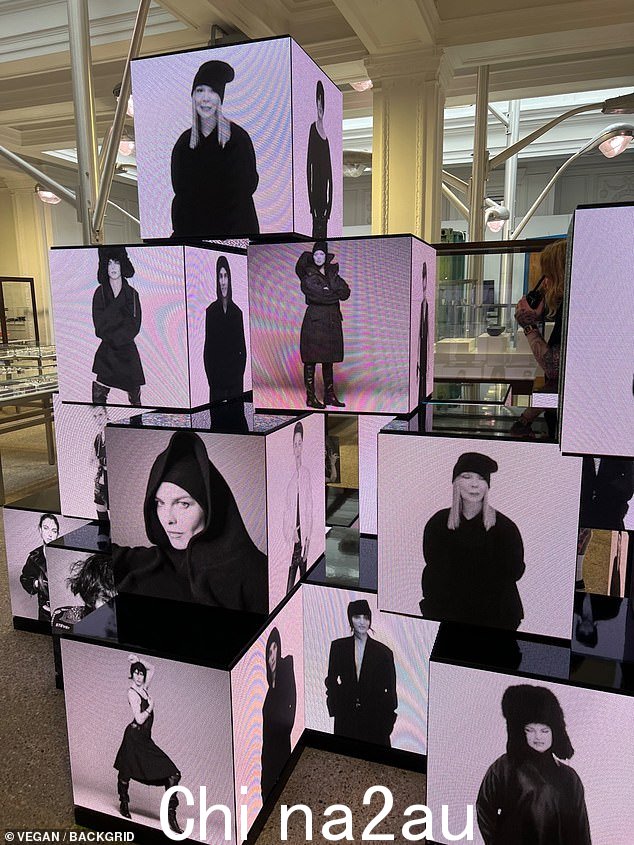 标志性的职业生涯:本周早些时候,Evangelista 发布了她与传奇摄影师 Steven Meisel 合作的新书。这本书记录了 Meisel 对重磅炸弹的不断演变的看法,并收录了 25 年来拍摄的 180 多张图像
