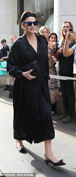 走出去:周六,琳达·伊万格丽斯塔 (Linda Evangelista) 被发现抵达伦敦参加她的签售会