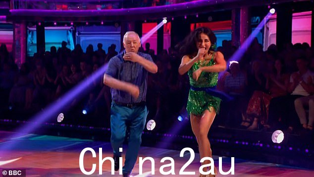 不太好:与此同时,69 岁的 Les Dennis 未能给人留下深刻印象,而其他人则认为现在排除他还为时过早