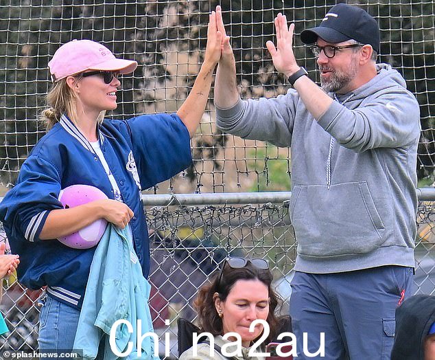 重聚:奥利维亚·王尔德 (Olivia Wilde) 和杰森·苏戴奇斯 (Jason Sudeikis) 于周六早上重聚,观看儿子奥蒂斯 (Otis) 在洛杉矶洛斯费利斯 (Los Feliz) 社区举办的足球比赛