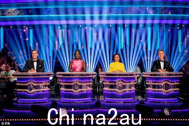 一声巨响回来:评委 Craig Revel Horwood、Motsi Mabuse、Shirley Ballas 和 Anton Du Beke 就座参加另一个系列赛