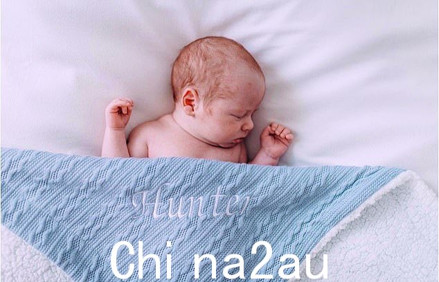 开放:双胞胎出生后,Nikki 向《每日邮报》独家讲述了她第一次抱着儿子的那一刻。