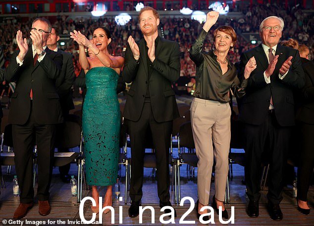 Invictus Games 首席执行官多米尼克·里德 (Dominic Reid)、梅根·马克尔 (Meghan Markle)、哈里王子、埃尔克·本登本德 (Elke Bundenbender) 和德国总统弗兰克-瓦尔特·施泰因迈尔 (Frank-Walter Steinmeier) 在杜塞尔多夫举行的 Invictus Games 闭幕式上