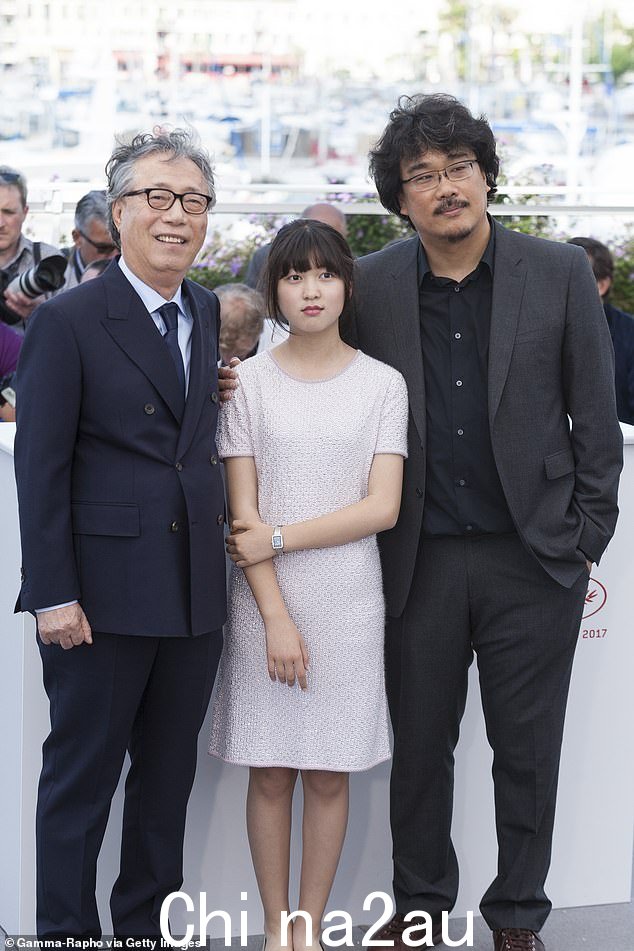 悲伤:韩国资深演员卞熙峰 (Byun Hee-bong) 曾是奥斯卡获奖导演文钟浩 (Boon Jong-ho) 的经常合作者,在与胰腺癌长期斗争后去世,享年 81 岁; Hee-bong、Ahn Seo-Hyun 和 Bong-jo 从左到右摄于 2017 年 5 月在戛纳电影节