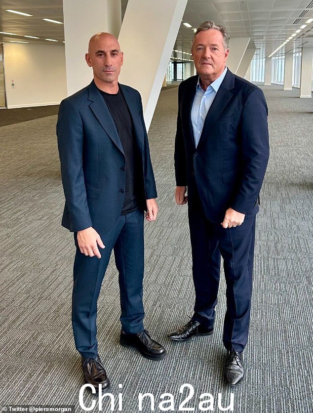 Rubiales(左)不愿辞职,但随后在接受 Piers Morgan(右)独家采访时宣布将离职