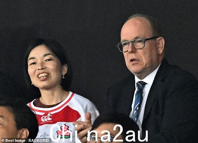 公主穿上坎特伯雷日本主场球衣,以支持她的主队。而阿尔伯特选择了更正式的着装