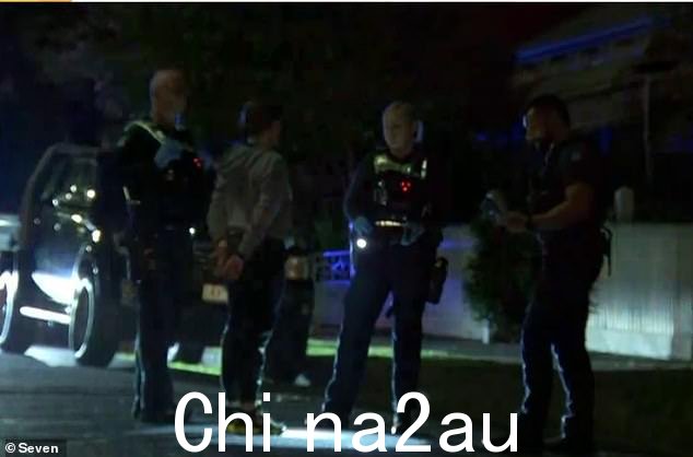 四名15-17岁的男孩(如图所示)和一名女性正在协助警方调查