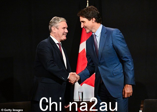 Keir Starmer 发布了一段精美视频,显示他周末在蒙特利尔峰会上会见并问候包括贾斯汀·特鲁多(右)在内的左翼政客
