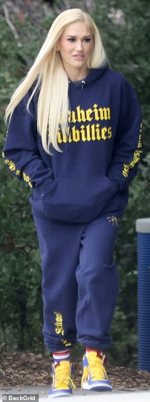 迈出时尚步伐:Stefani 穿着色彩鲜艳的高帮 Nike 运动鞋,为她的造型增添了一丝流行感