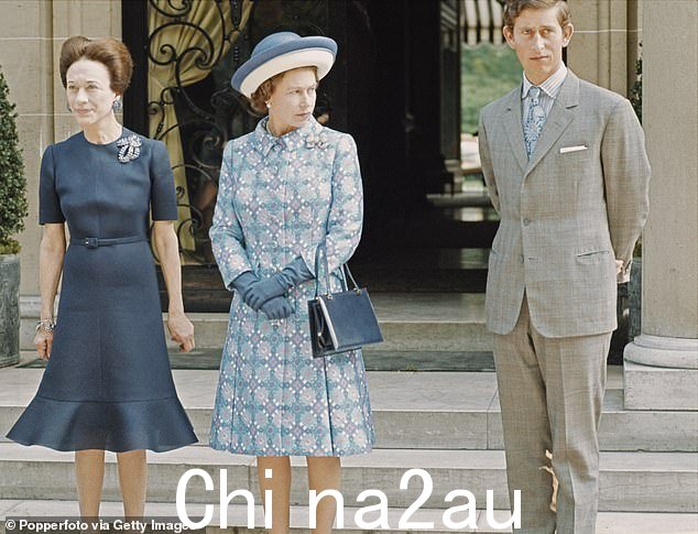 1972 年 5 月,温莎公爵夫人、伊丽莎白女王和查尔斯王子在布洛涅森林的温莎别墅。温莎公爵此时已病入膏肓