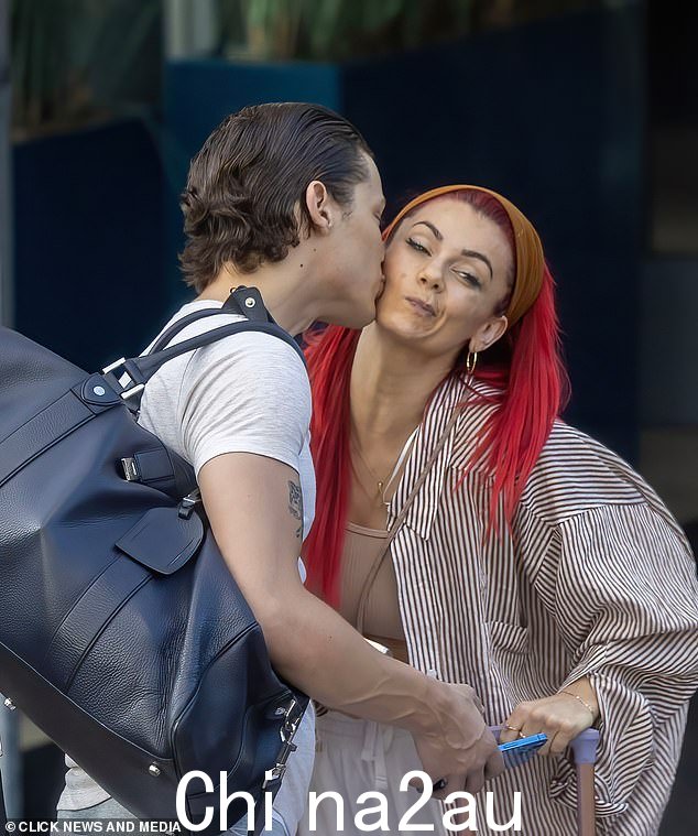 Pals:Strictly 的 Bobby Brazier 和他的舞伴 Dianne Buswell 在周五排练后在脸颊上亲吻道别
