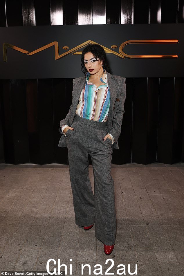 渗透风格:Charli XCX 也出席了活动,她穿着典型的前卫造型