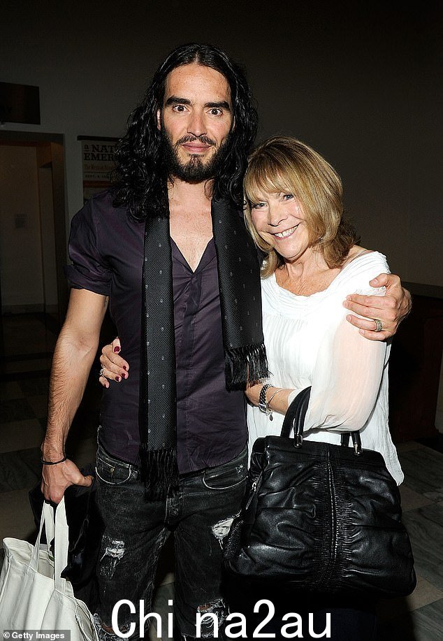 Russell Brand 和母亲 Barbara 于 2012 年在洛杉矶。Russell 是由她抚养长大的,他们关系很亲密