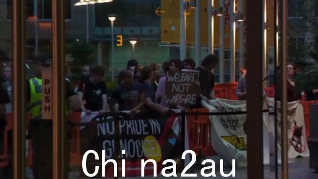 示威者在会场外向支持者和政客大喊脏话和辱骂性语言。图片：澳大利亚天空新闻