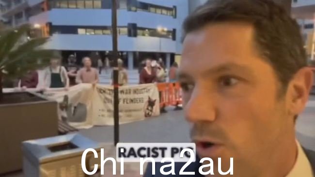 周一晚上,自由党参议员 Alex Antic 在南澳大利亚举行的“反对”竞选活动启动仪式上遭到抗议者的质问。图片:Twitter