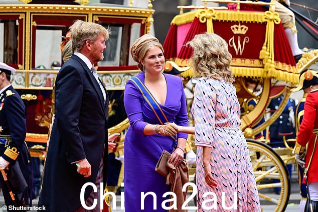 威廉-亚历山大国王和女儿阿玛莉亚公主在前往皇家剧院发表王位演讲之前离开努儿登堡皇宫
