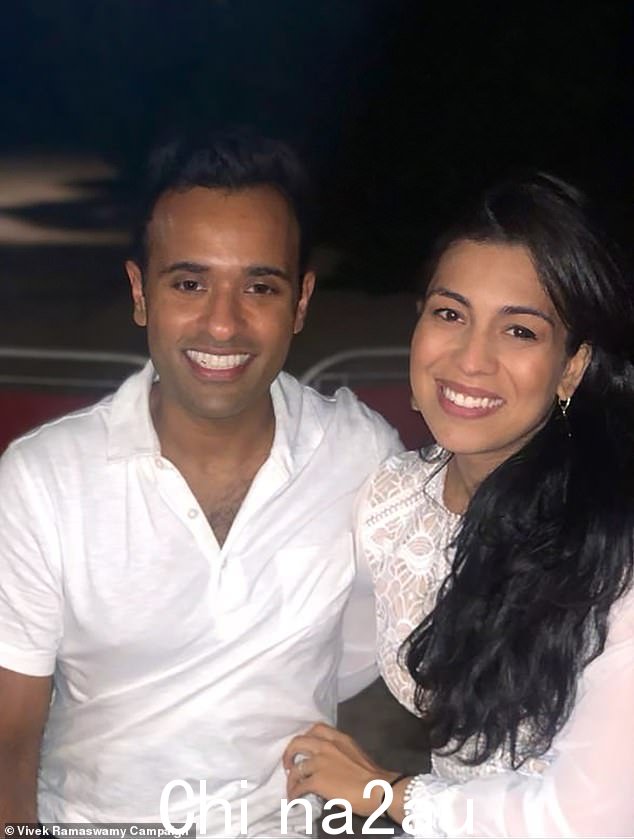 Apoorva Ramaswamy 告诉 DailyMail.com,当阿姆向她的丈夫和 2024 年充满希望的 Vivek Ramaswamy 发出停止公开说唱音乐的命令时,她感到“沮丧”。图:Vivek和 Apoorva Ramaswamy 在 2015 年结婚前一天晚上
