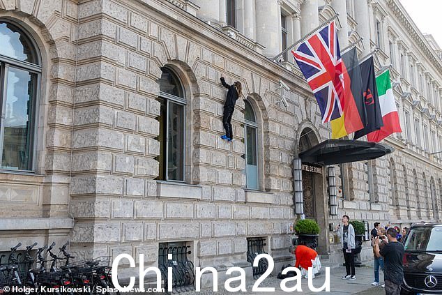 奇怪:由于只有这位奥斯卡获奖演员和音乐家知道的原因,他勇敢地尝试扩大五星级罗马酒店的外观