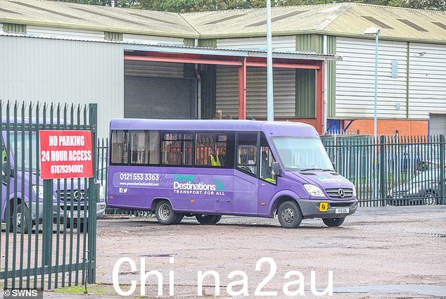 自 2020 年以来,Green Destinations 已成长为伯明翰最主要的学校旅行供应商。截至 2023 年,它已成为伯明翰最主要的学校旅行供应商。泄露的数据显示,该公司将花费约 1,700 万英镑来运营该委员会 1,300 条路线中的约 460 条路线,比 2022 年增加约三分之一(如图:伯明翰霍克利车站的一辆小巴)