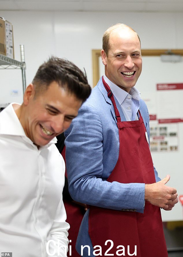 威尔士亲王在参观多塞特郡伯恩茅斯的 Pret A Manger 商店时与首席执行官 Pano Christou 一起开怀大笑