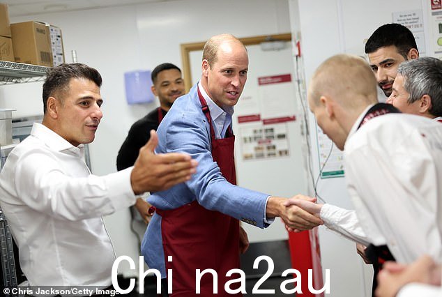 与 Christou 先生一起,威廉王子会见了一小群通过该计划获得支持的员工,并帮助他们在厨房准备食物
