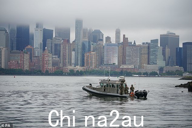 威廉在旅途中计划参观曼哈顿的一个消防局,与急救人员会面并讨论心理健康问题 - 他的旅行距离 9 号事件 22 周年仅一周后/ 11次攻击。图为:一艘美国海岸警卫队船只等待威尔士亲王的到来