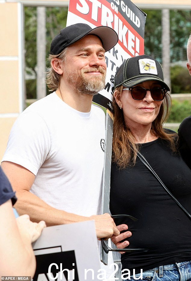 为了一个美好的事业:43 岁的 Hunnam 和 69 岁的 Sagal 聚在一起支持 SAG-AFTRA 罢工,罢工已经持续两个多月了