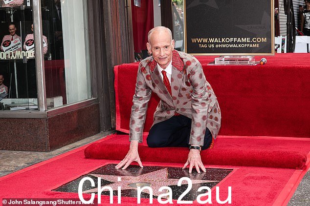 在他身边:他把这份荣誉献给了他的父母,尽管他们对我早期的电影和最后的一些电影感到震惊,但仍然鼓励我继续下去,因为我猜他们认为除了从事演艺界,我还能做什么?'
