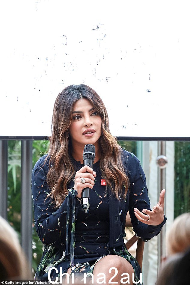 Glam gal:说到魅力,Priyanka 用腮红、淡紫色口红和睫毛膏展现了她的自然美