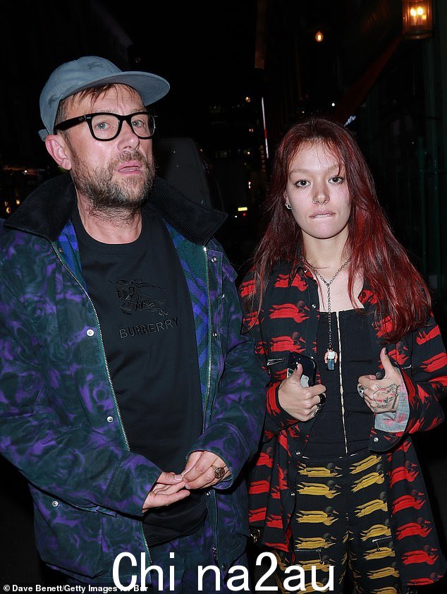 家庭:达蒙·阿尔巴恩 (Damon Albarn) 也出席了此次活动,他和他 23 岁的女儿米西 (Missy) 一起休闲地打扮了一番
